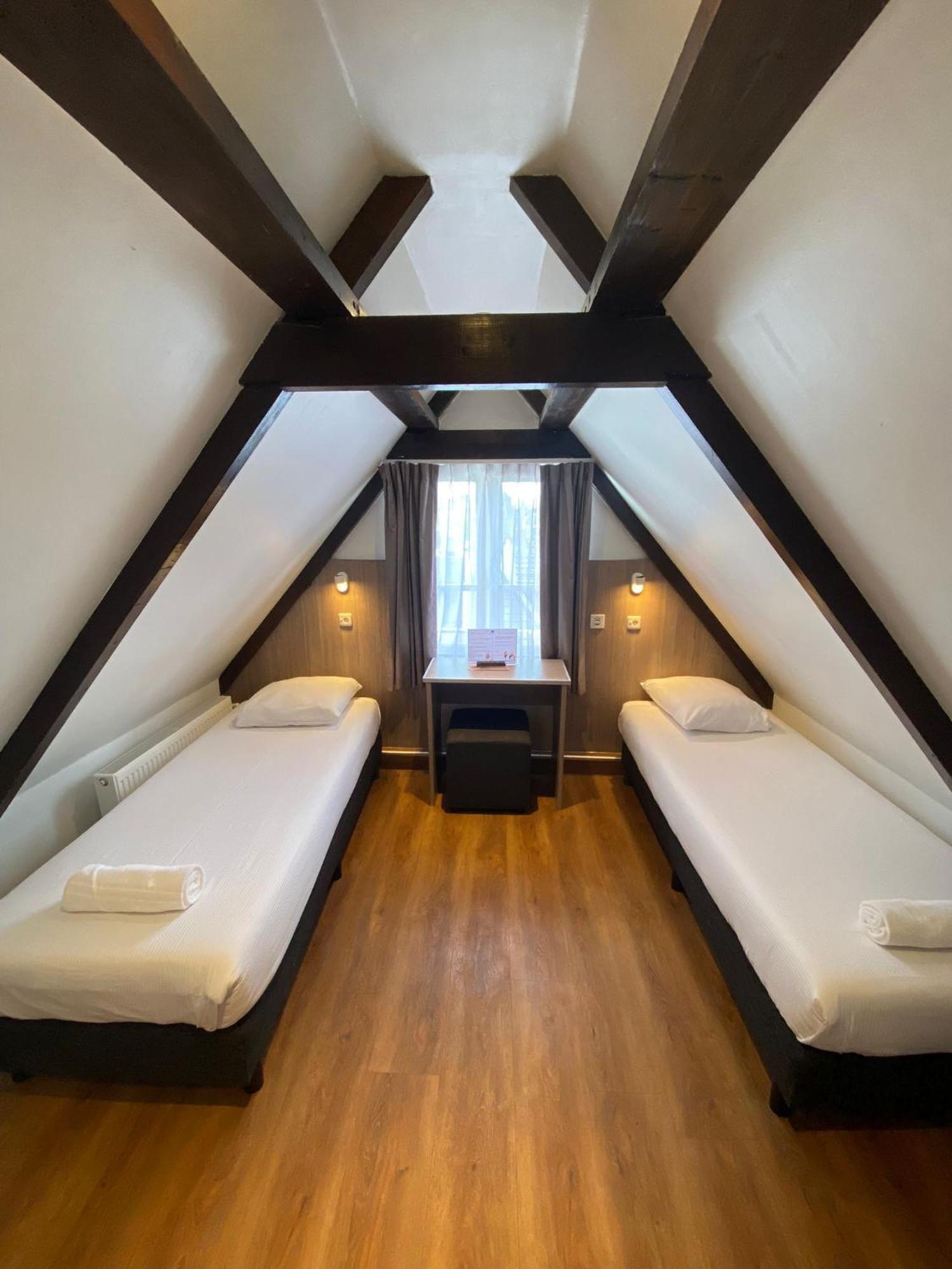Twin Room with Shared Bathroom,1516401742:JPEG